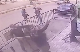 Video cảnh sát dùng tay không đỡ cậu bé rơi từ tầng 3